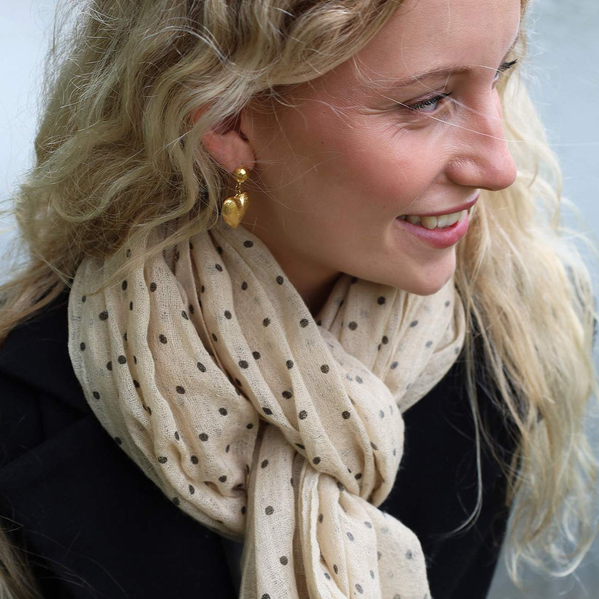 Magda Tørklæde - Prikker Beige (FORUDBESTILLING)