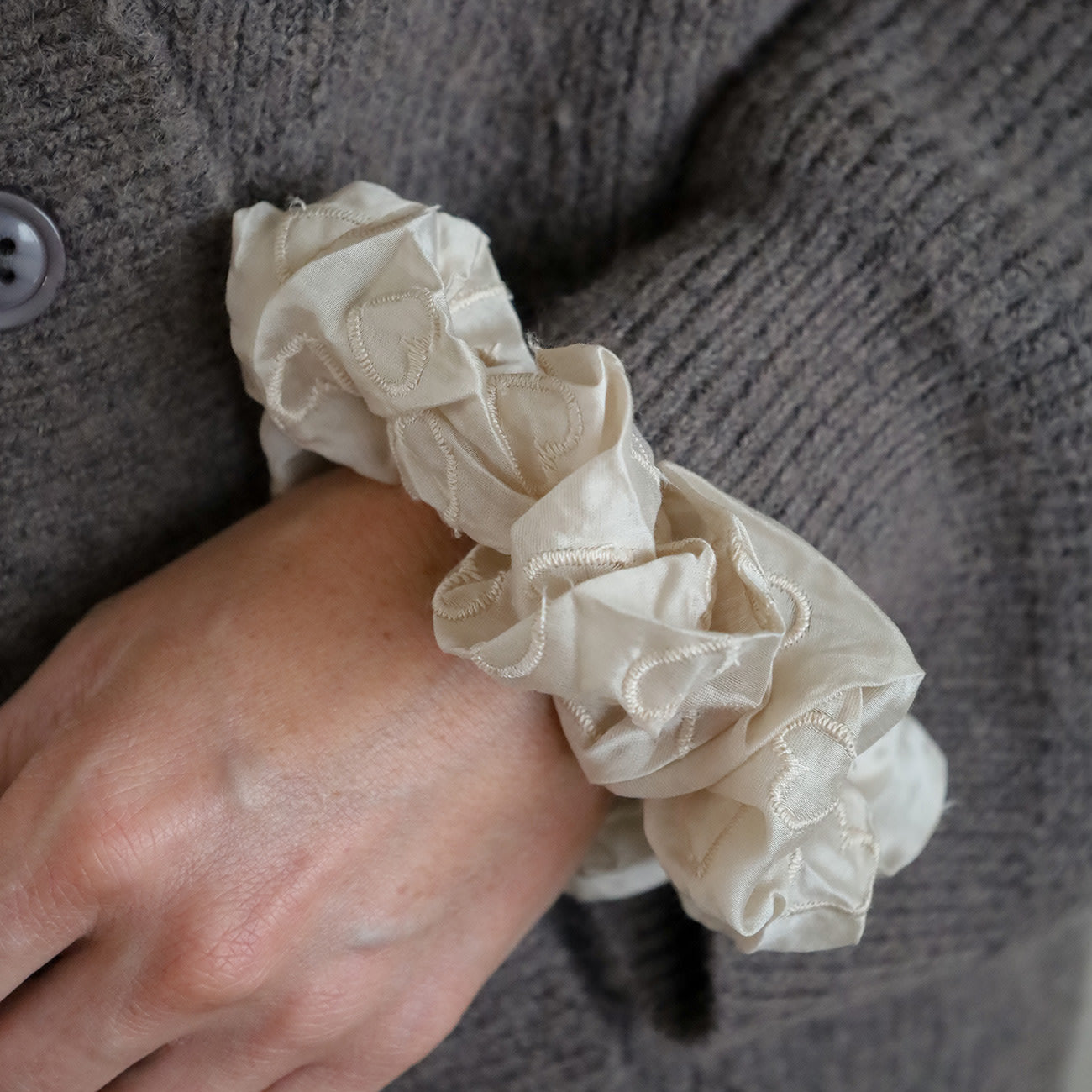 Manuella Scrunchie - Beige Hjerter