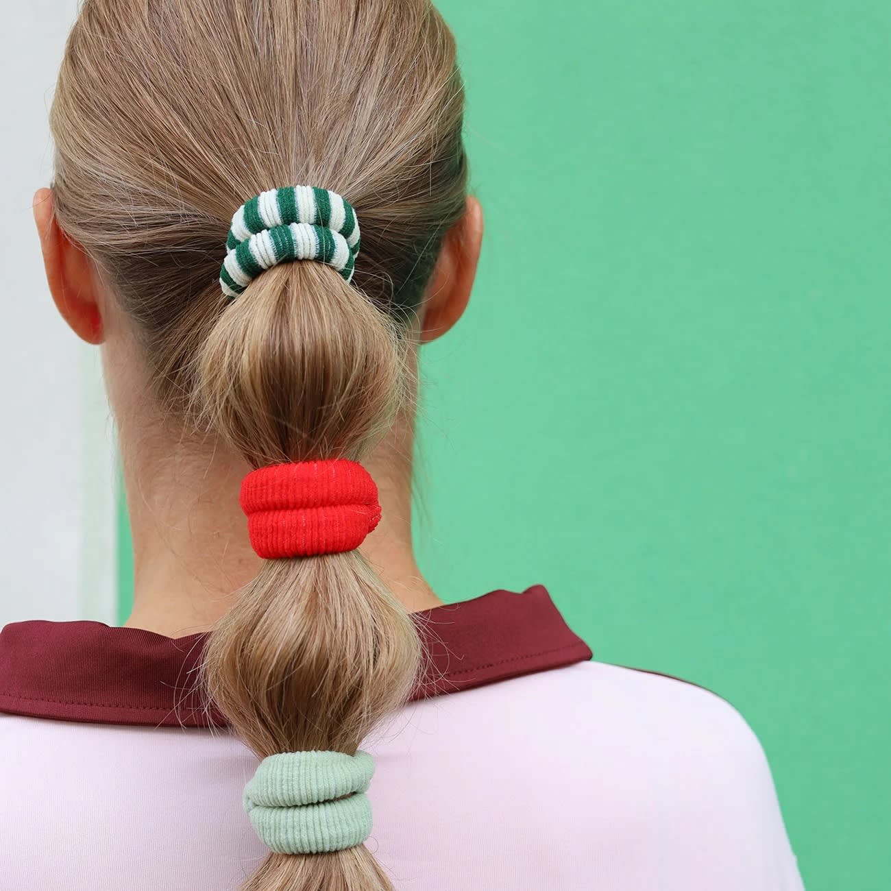 Ea Hårelastik - Flaskegrøn/Råhvid Stribet