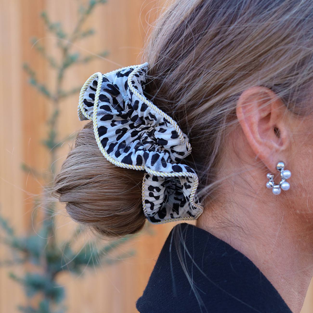 Lilje Scrunchie - Leo Grå (FORUDBESTILLING)