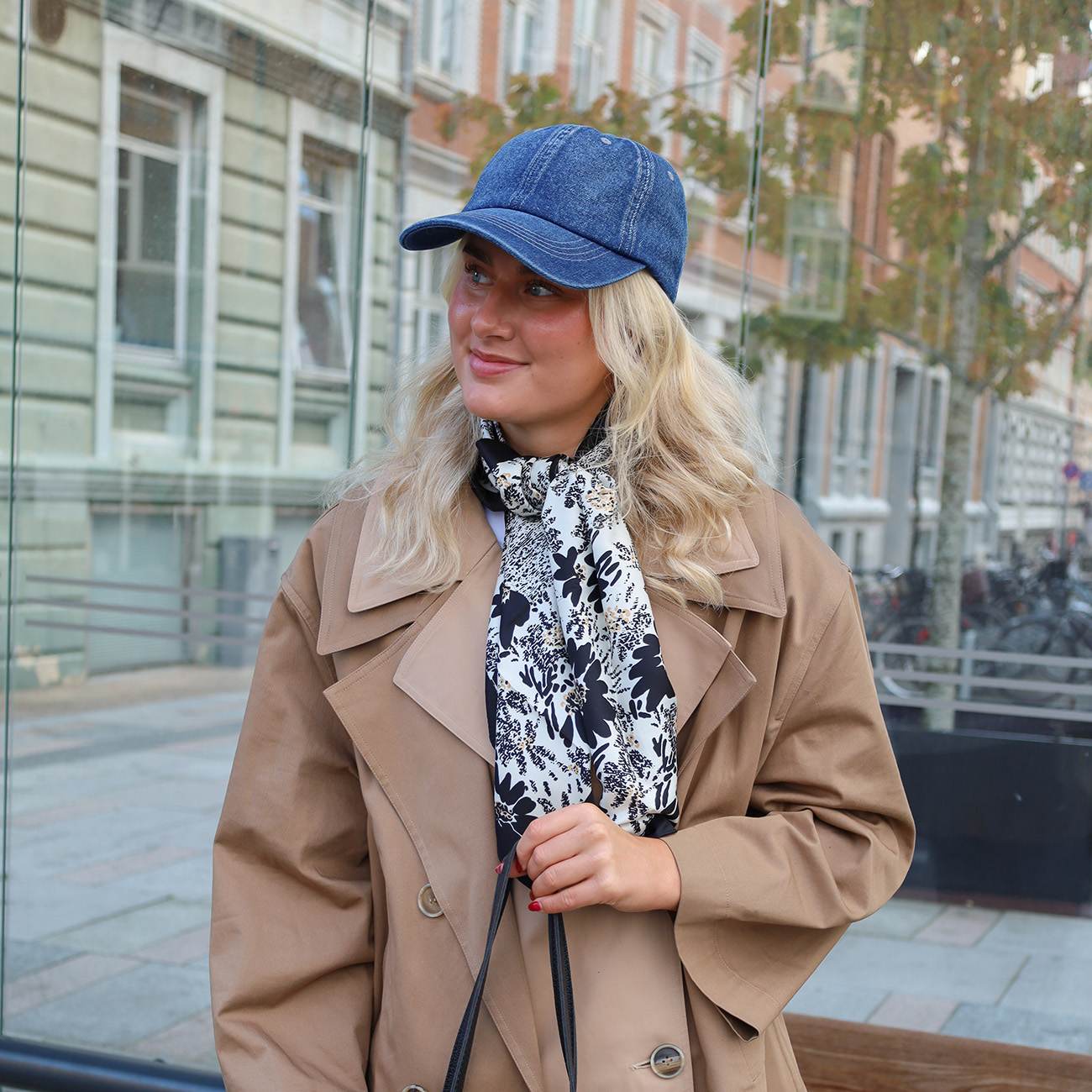 Sascha Tørklæde - Sand/Sort