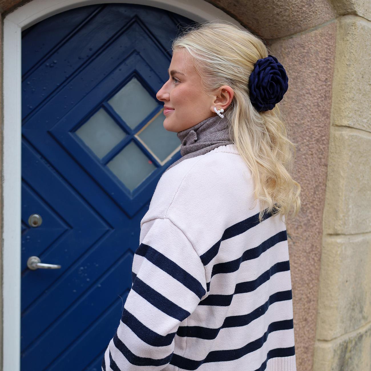 Daisy Hårklemme - Stor - Mørkeblå (FORUDBESTILLING)