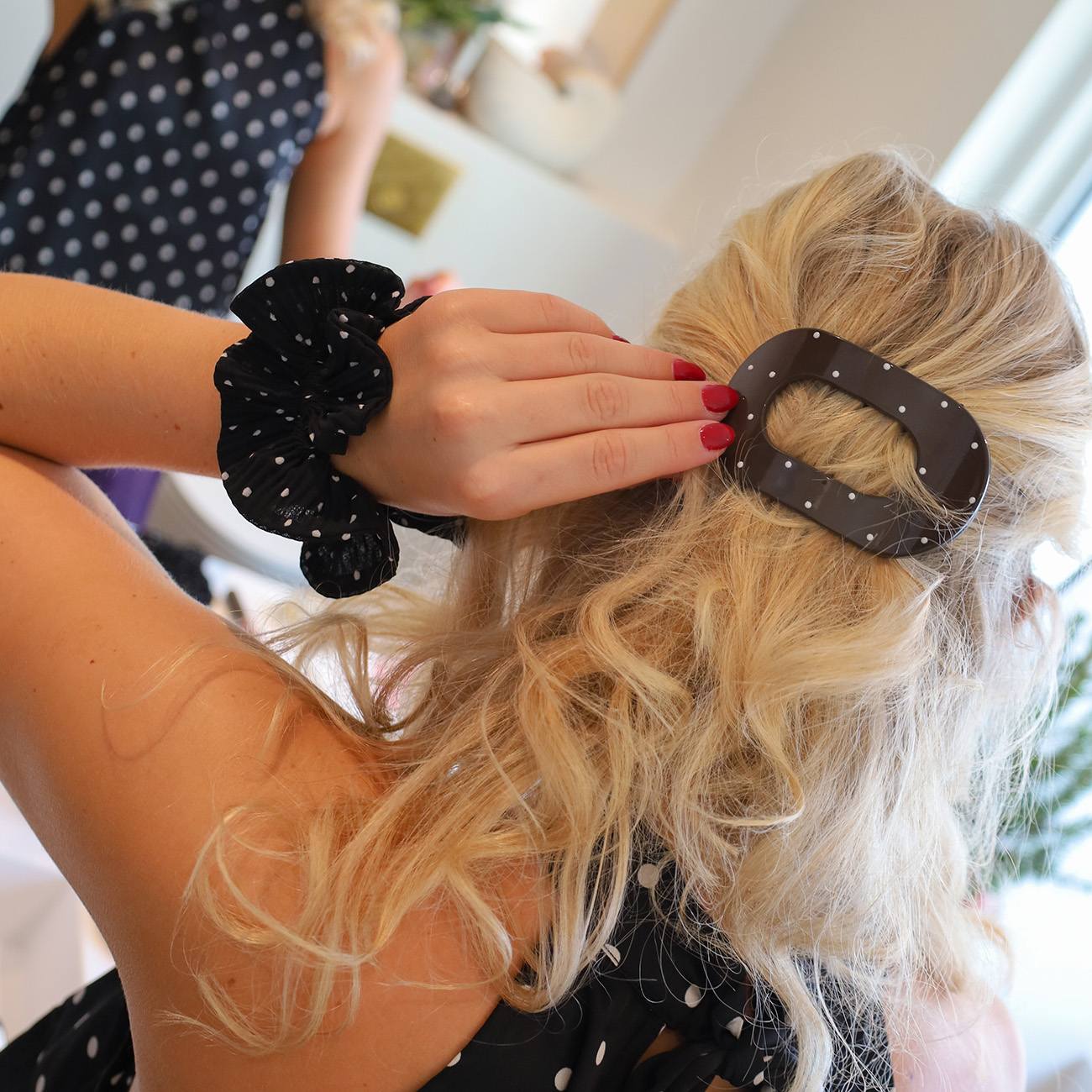 Kaisa Scrunchie - Sort/Hvid Prikker