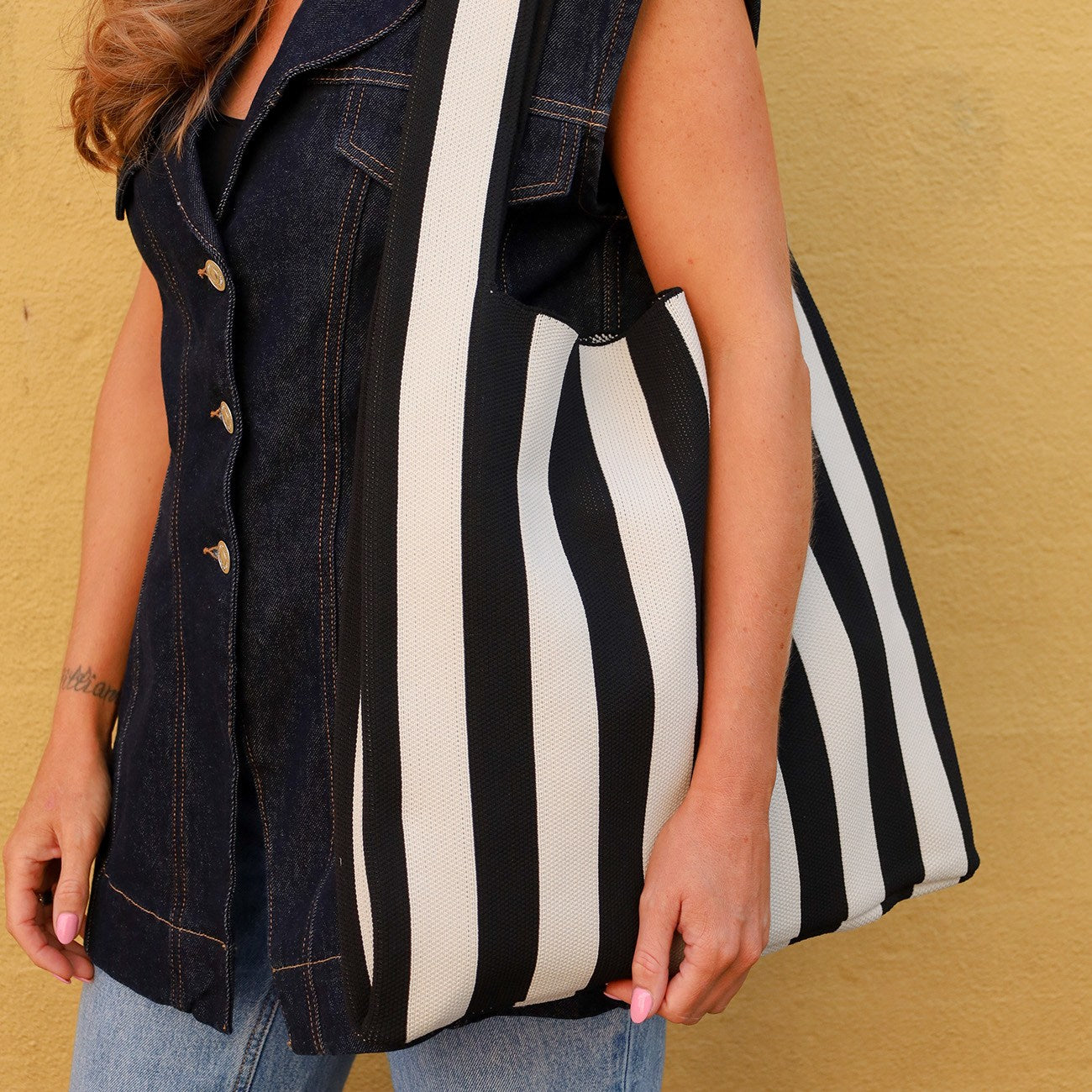 Olivia Taske - Råhvid/Sort Stribet (FORUDBESTILLING)