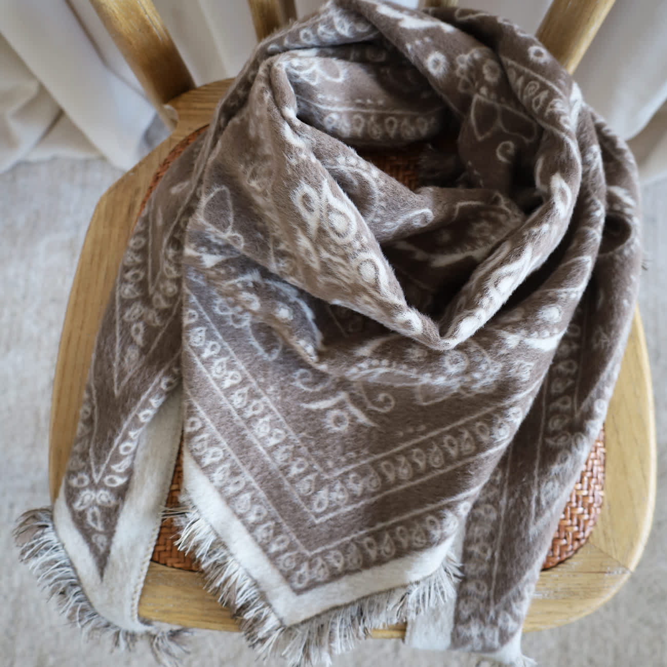 Margot Tørklæde - Paisley Beige/Taupe (FORUDBESTILLING)