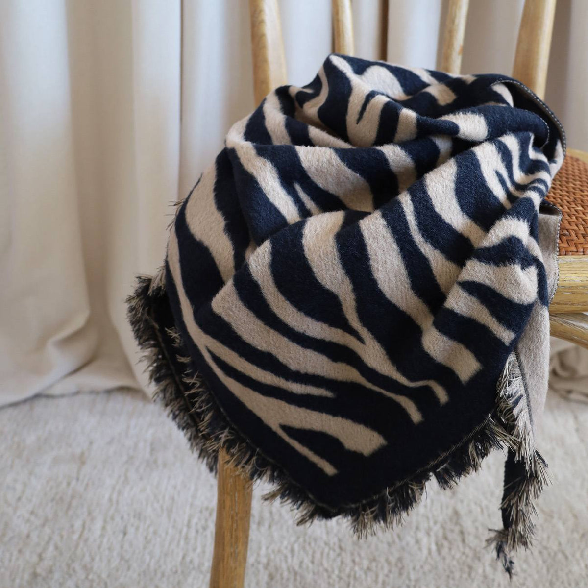 Margot Tørklæde - Zebra Beige/Sort (FORUDBESTILLING)
