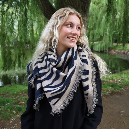 Margot Tørklæde - Zebra Beige/Sort (FORUDBESTILLING)