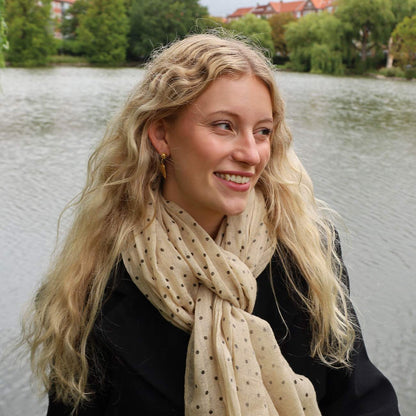Magda Tørklæde - Prikker Beige (FORUDBESTILLING)