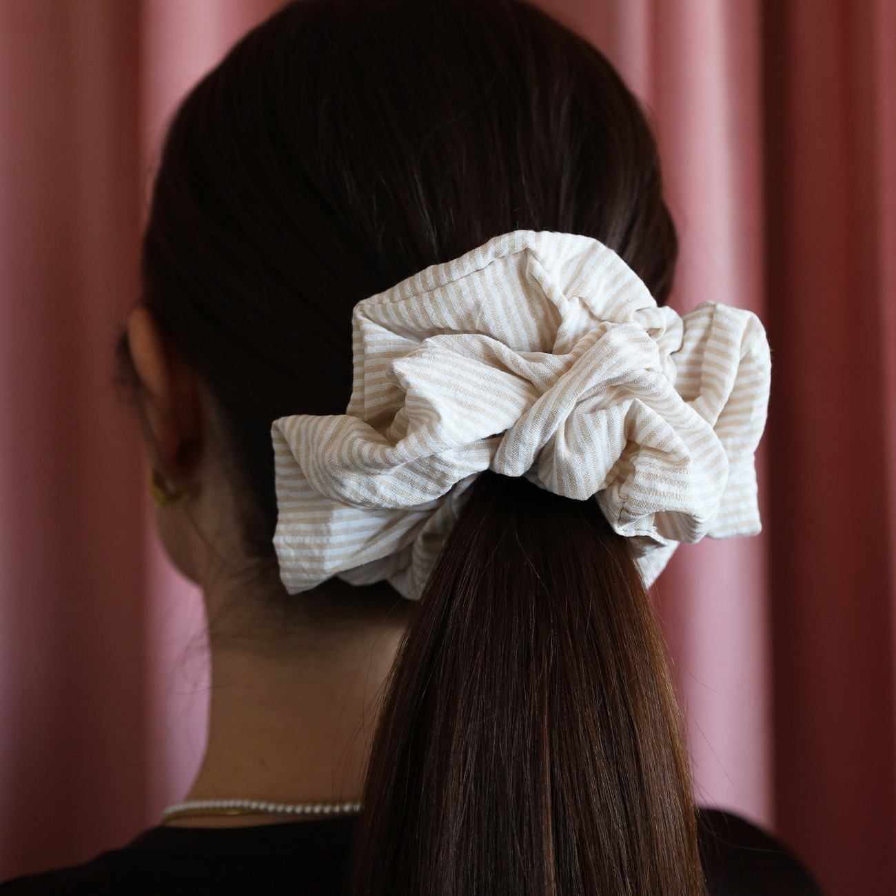 Isabella Scrunchie - Beige/Hvid Strib