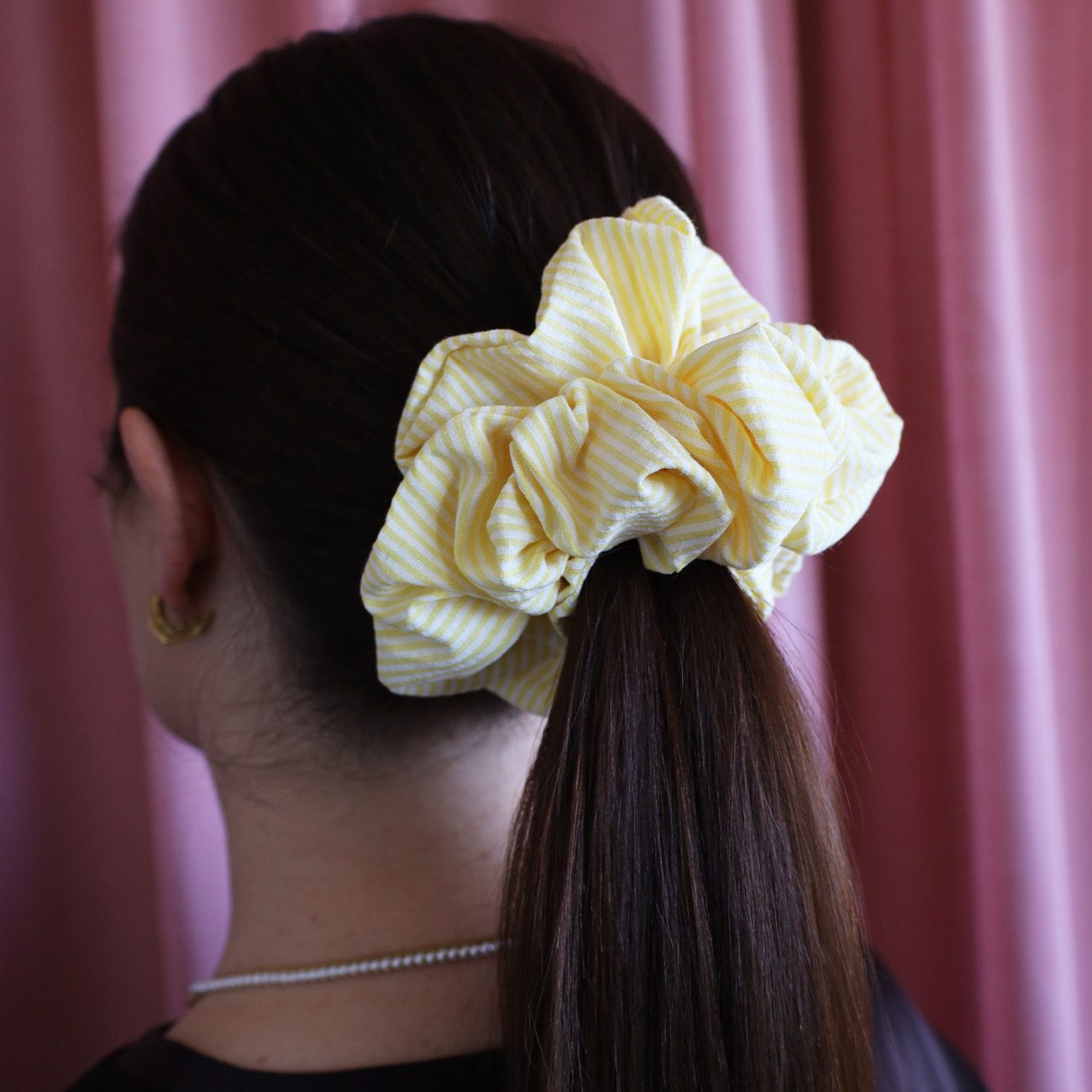 Isabella Scrunchie - Gul/Hvid Strib
