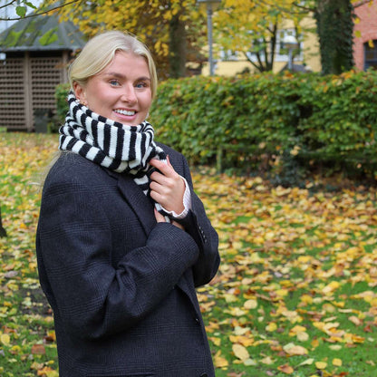 Kliva Tørklæde - Sort/Råhvid Stribet