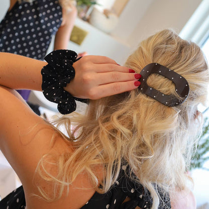 Kaisa Scrunchie - Sort/Hvid Prikker